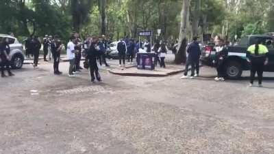 Hinchas de Gimnasia atentaron contra un puesto de propaganda política de Javier Milei