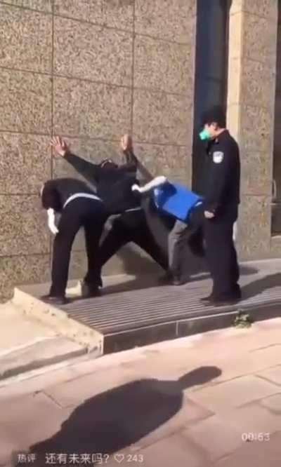 Covid workers arrested a man in Floyd style