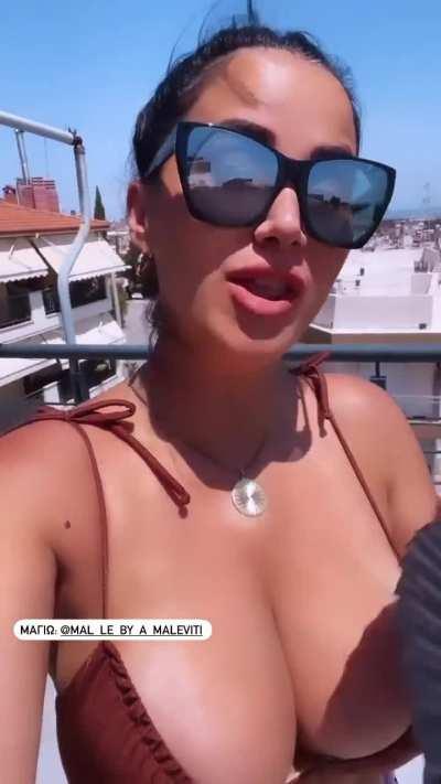 Η Χριστίνα ζεστάθηκε 💦