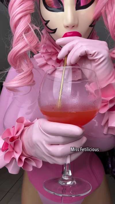 I like my baby pink latex gloves 💕🥰