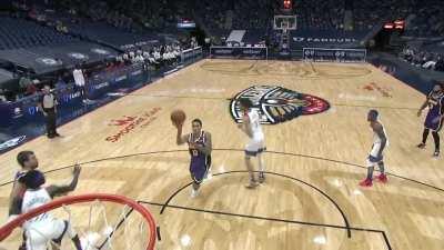 [Highlight] Kyle Kuzma lobs it up to his favorite player: Kyle Kuzma !