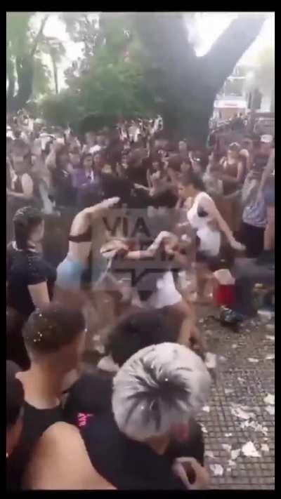 Pelea de fin de curso en la plaza de San justo, La Matanza (con Linkin Park de fondo)