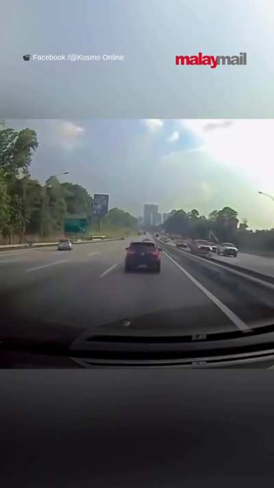 Land Rover drove like crazy on NKVE and caused a 5 vehicle crash. Police already caught the driver, a 22 year old man/boy