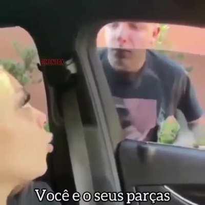 tullinha olhando o celular do nick link