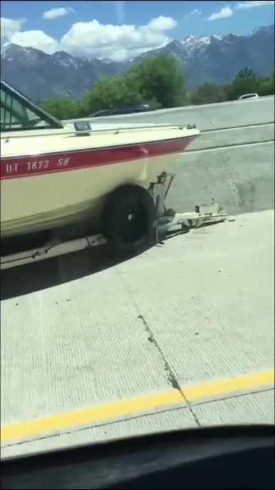 Idiot boat doesn’t indicate before changing lanes