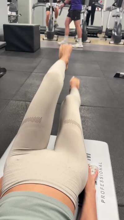 Would you be staring at my feet while I work out? 🤭😇