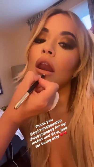 Cleavage & Pokies in Red Dress 24/7/2020