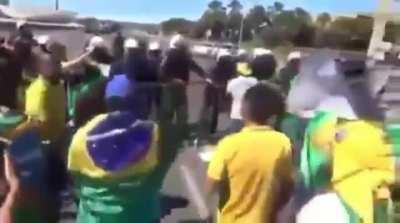 Bolsonaristas, que pedem intervençã, sentindo a mão do Estado, tenham um bom dia.