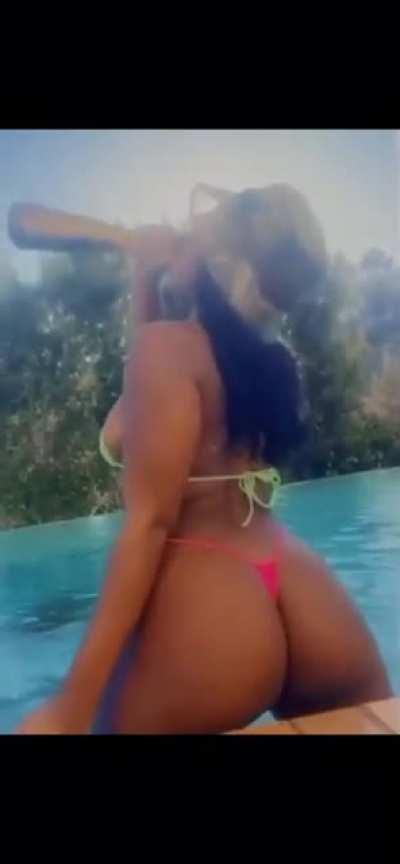 Phat ass in her bikini