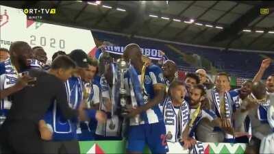 É por isto que somos diferentes! Obrigado Porto, Obrigado Iker!