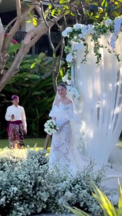 Here comes the lovely bride walking down the isle...Maja Salvador!