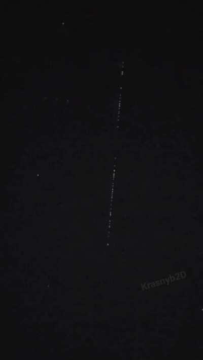 Yendo por la ruta con mi viejo nos cruzamos una fila de satelites Starlink