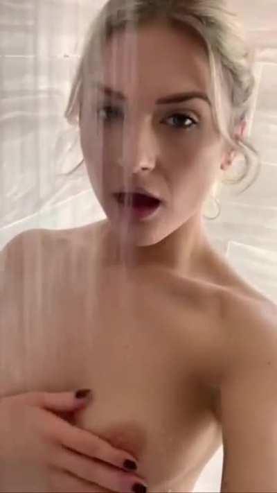 That’s Ella my bff! Her OF is “ellarose.tv”