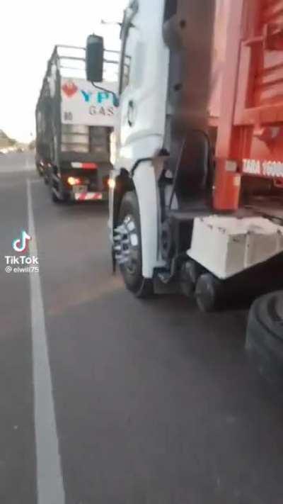 Este camionero escucho a la llorona o al lloron