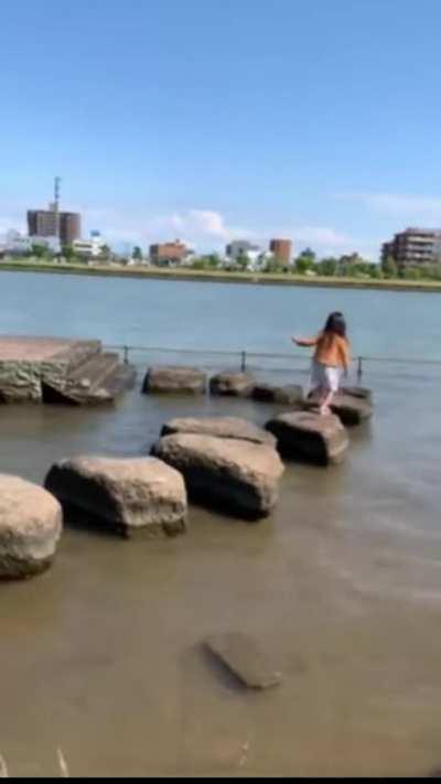 Poor little girl! 😭