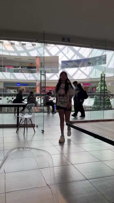 Flashing at the food court