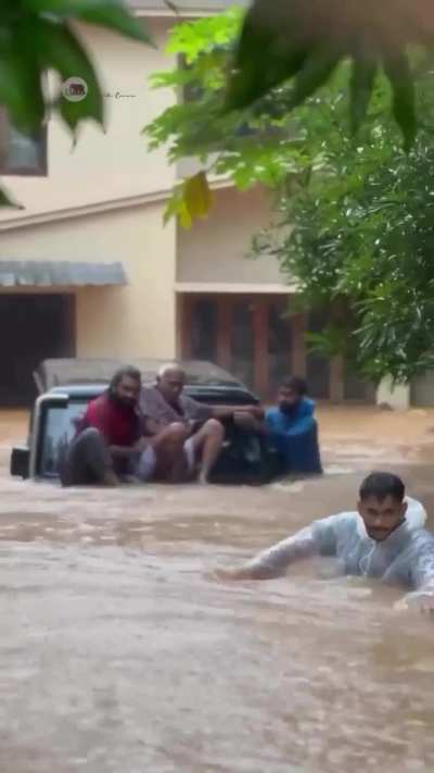 More of Flooded Bolero rescuing the Flood Victims in Kerala 