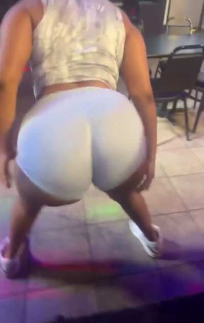 I’ll simp so hard for this beautiful 🍑