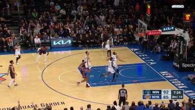 [Highlight] With 38 points midway through the third, Julius Randle pulls up for a heat check three