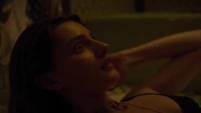 Kaitlyn Dever kiss ❤️