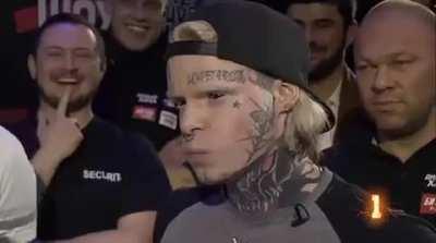 Hay que reconocer algo,ese rubio o es muy valiente o esa gorra le comio el cerebro 