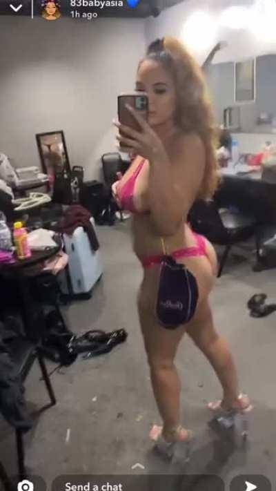 She got that thicC booty