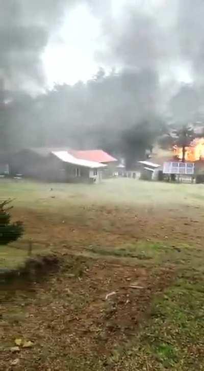 Ataque Carahue, 25 de Octubre: 10 casas destruidas, 8 autos quemados y 2 robados en un campamento forestal. Encapuchados dejaron un cartel firmado por la ORT Weichan Auka Mapu, con la consigna “Libertad a todos los presos políticos mapuche, fuera milicos,