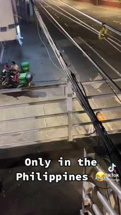 Angas naman ng foot bridge na to. Lol