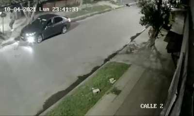 Robbery gone right, victim turns out to be an off duty police officer, kills two and wounds a third thief, but he also got shot in the stomach