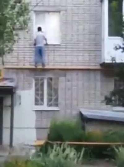 Girl was awaken by knocking on the window at 4 am