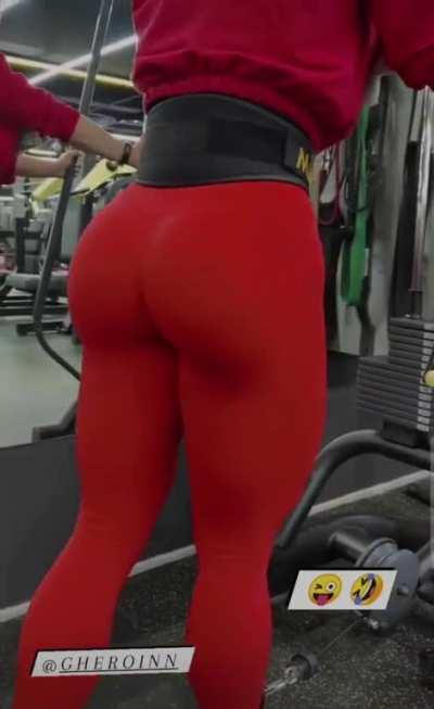 looks like a mother christmas outfit. leo_ciobu_wellness_pro instagram