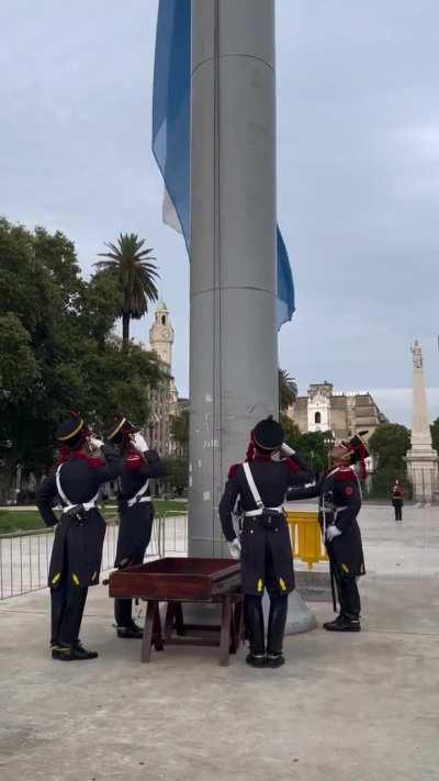Los Granaderos izando el Pabellón Nacional en la Plaza de Mayo
