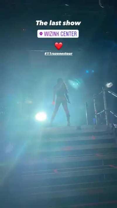 No me creo que haya ido asi vestida al concierto 😍😍🤤🤤