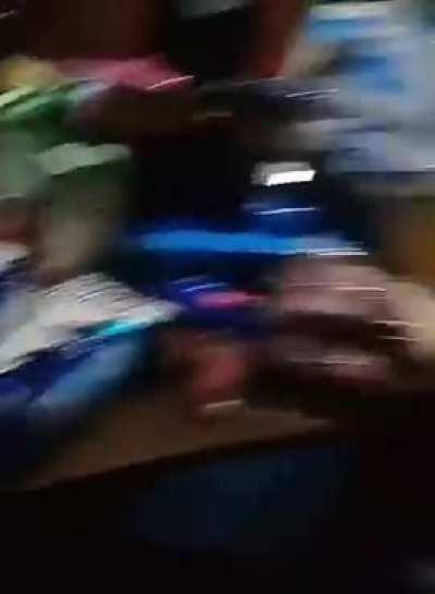 Saquearon un supermercado y lo caretean con cara y todo.