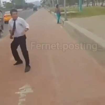 LO DURMIÓ CON UNA PIEDRA