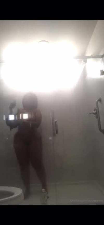 She just thicc as fucc!💦