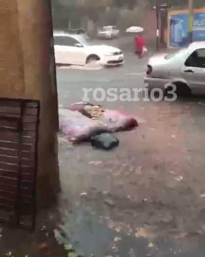 Recuerden: cuidado con los autos al cruzar! Pero sobretodo, cuidado con el agua.