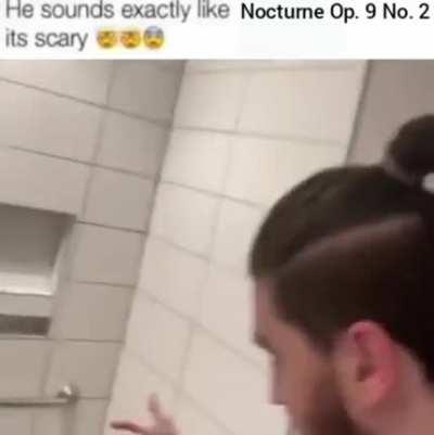 Alguien me puede decir la cancion que usaba late cuando hacía críticas por favor no la canción de saxofón sino la otra que usaba por favor voy a fallecer