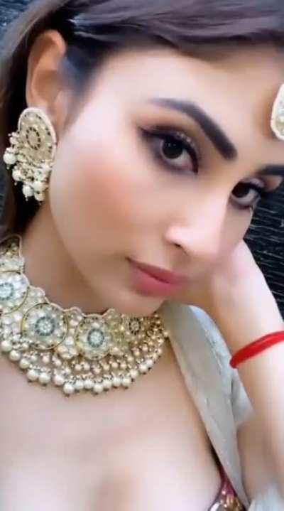 Morning fap watching Mouni Roy's milky tits 🤤