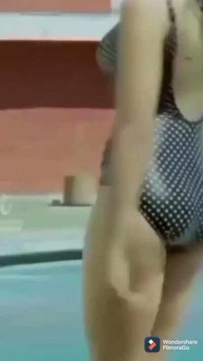 Karisma mommy ki chamakti huyi Gaand in bikinii
