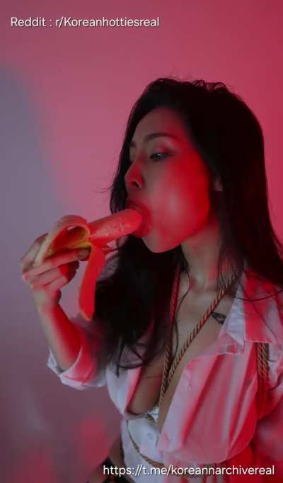 Korean Busty Milf Eats Banana 🍌