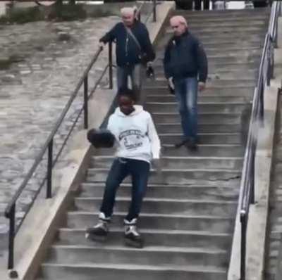 Спуск по лестнице на роликах