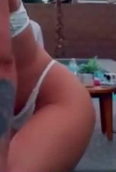 Man that ass shake got me😻😻😻😩😩😩🍑🍑😋