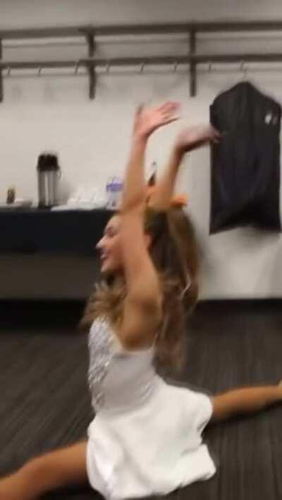 Ariana Grande x splits