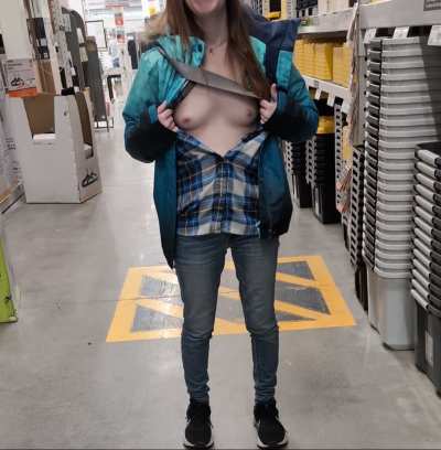 Flashing in a department store