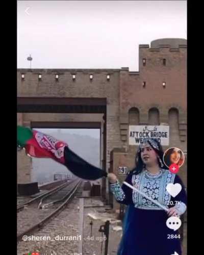 ye kis mulk ka jhanda le kar bhaag rahi hai???