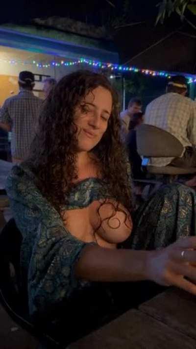 I love to show my tits in the pub