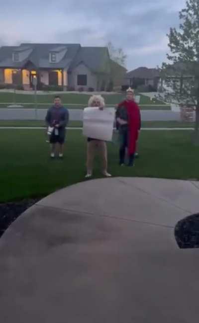 The proper way to ask a girl out to prom.