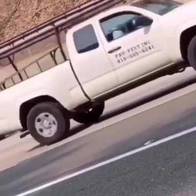 Espero que não tenha amassado o carro...