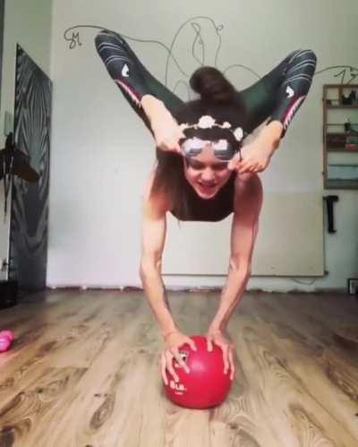 HMC, its easy let me show you how to balance myself on ball